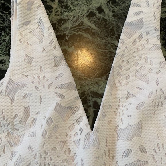 NWT Women's AQUA  MINI LASER CUT PARTY DRESS size S white $98 V-neck fully lined - Picture 6 of 12